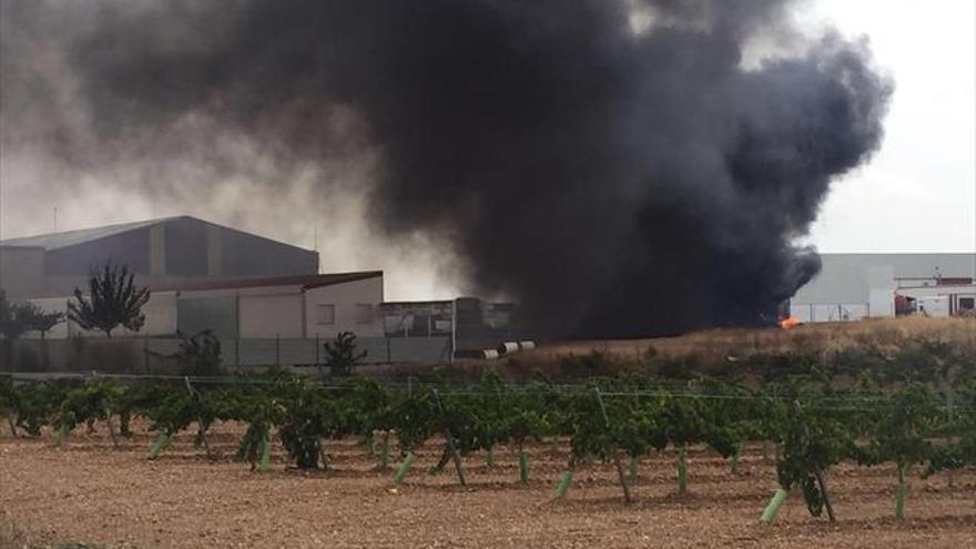 Tres camiones de una empresa de Almendralejo salen ardiendo