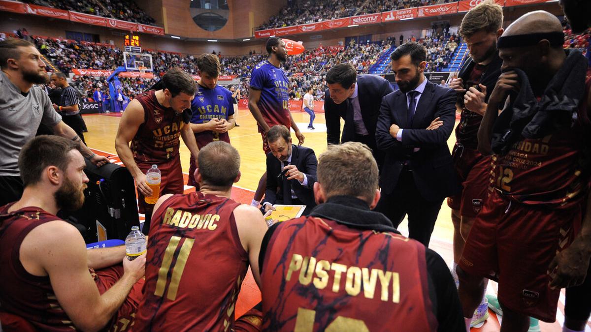 Sito Alonso dando instrucciones a los jugadores del UCAM CB durante un partido.