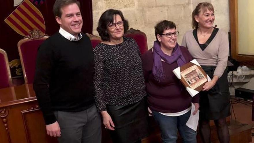 Una de las premiadas, anoche en el salón de plenos de la mancomunidad, con Mª J. Tortosa y Roger Cerdà.