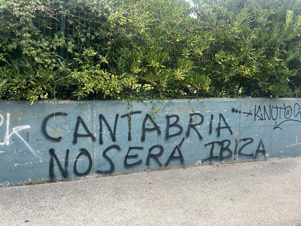 Pintada contra el turismo en Loredo (Cantabria), el pasado julio.