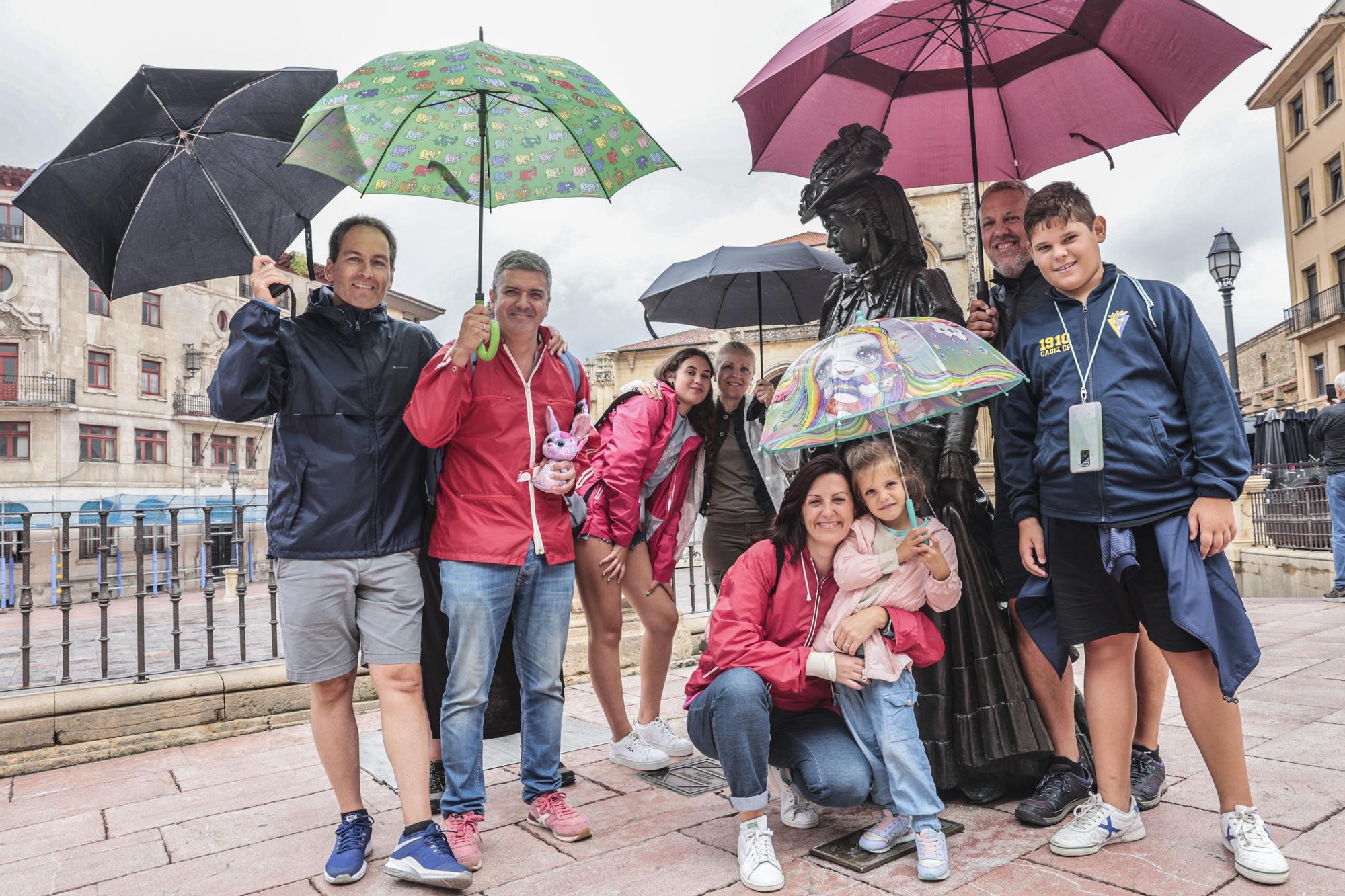 En imágenes: Los turistas, preparados para las lluvias asturianas