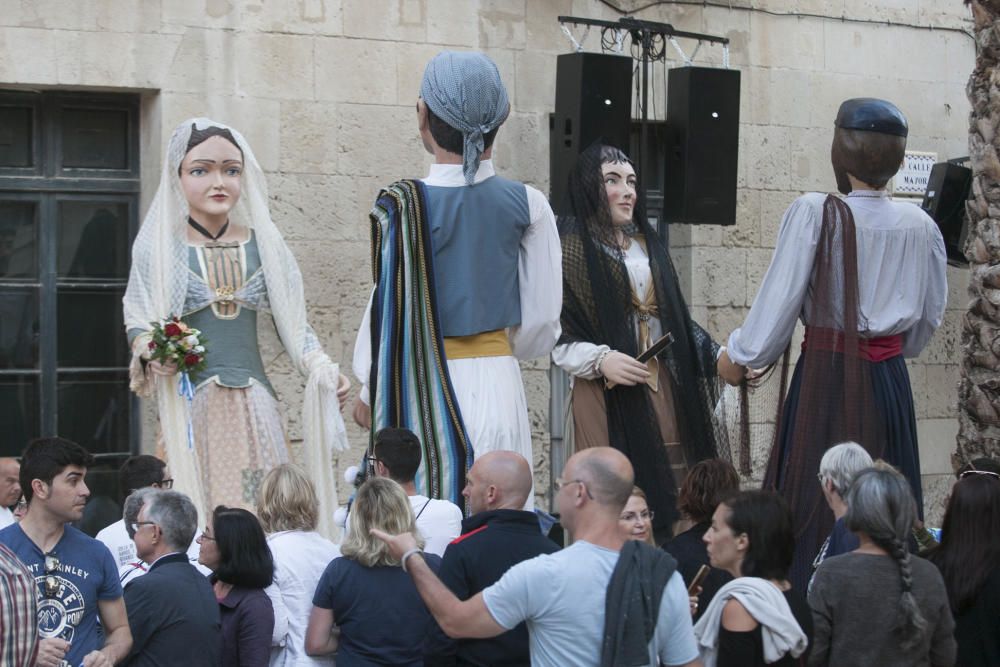 Los altares y cánticos impregnan de fiesta religiosa el casco antiguo de Alicante durante la procesión