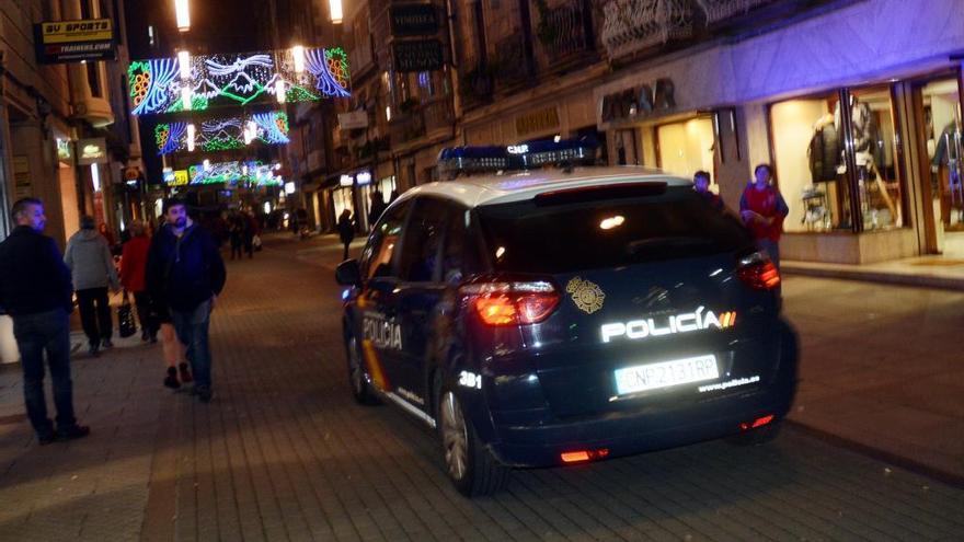 Un coche policia en el centro de Pontevedra.