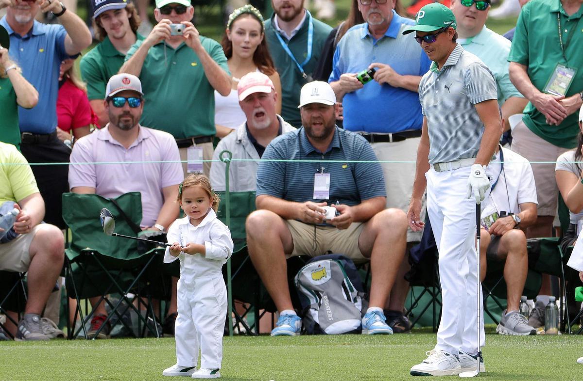 Rickie Fowler, con su hija Maya Fowler, en el concurso de pares 3.