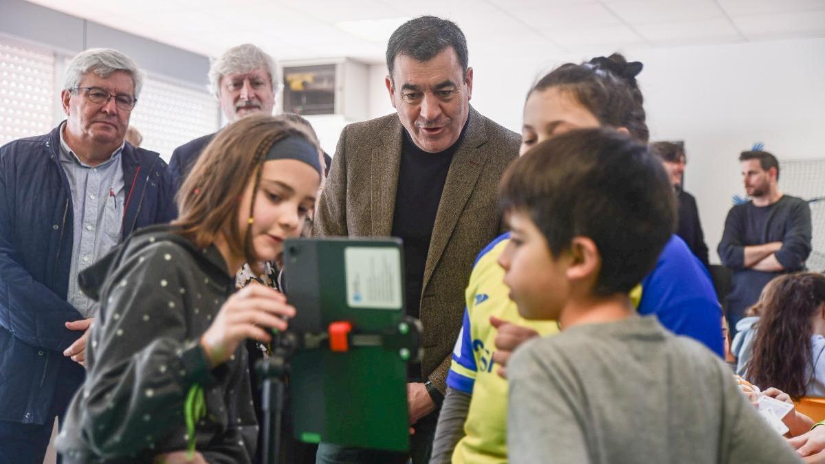 El conselleiro de Educación rodeado por tres alumnos del CPI de Vedra