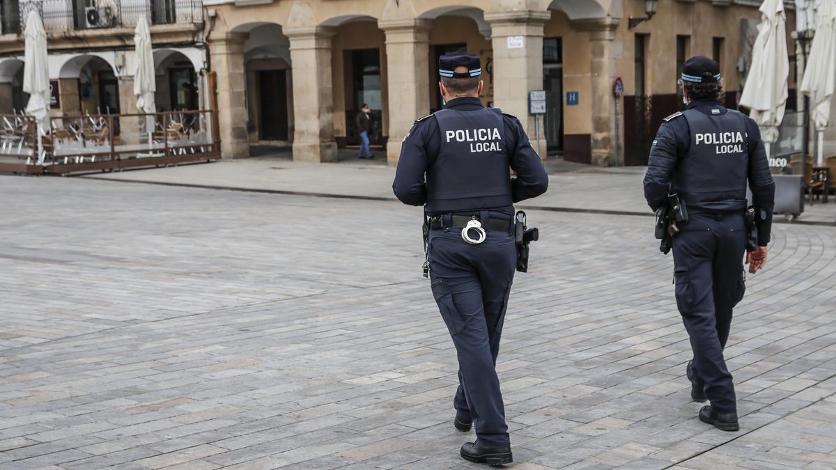 Dos policías locales vigilan el entorno de la plaza Mayor de Cáceres.