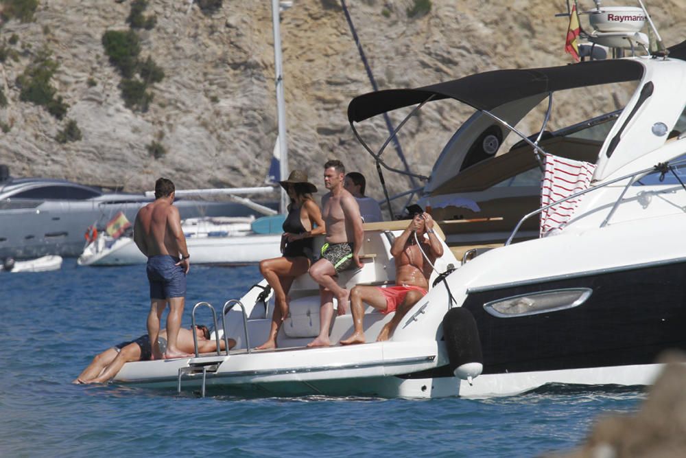 Laura Matamoros y Benji Aparicio en Barco en Cala Jondal, junto  Fonsi Nieto y su mujer Marta Castro.