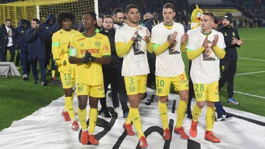 Las imágenes del momento en que se para el Nantes-Saint Etienne en homenaje a Sala