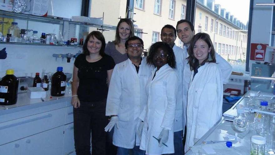 Enrique Domínguez, segundo por la derecha, en un laboratorio alemán, el año pasado.