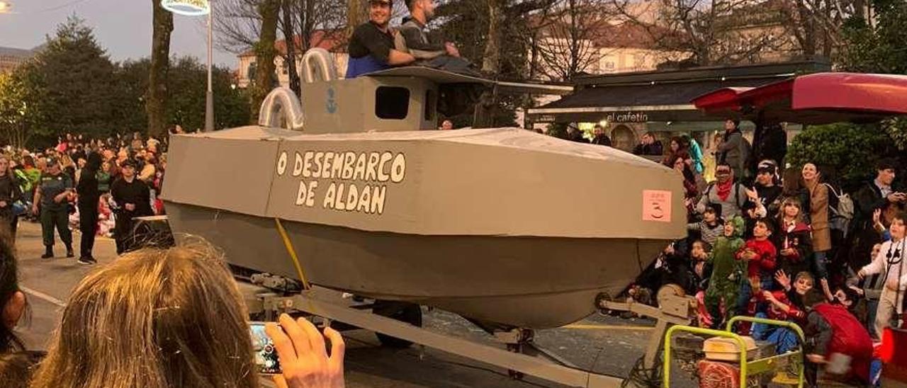 El &quot;narcosubmarino&quot; se reflota para el carnaval. Es la primera imagen del &quot;narcosubmarino&quot; en un desfile carnavalero de la provincial. En este caso, el nombre del semisumergible es &quot;O desembarco de Aldán&quot;. Pero seguro que veremos muchos más esta semana. 
Gonzalo Núñez