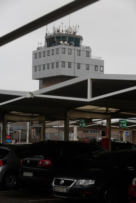 Largas esperas en el aeropuerto de Asturias por los vuelos cancelados por la niebla el viernes.