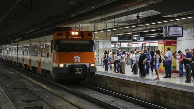 Un tren de Rodalies en la estación de Sants.