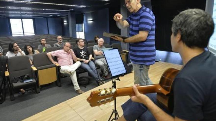 El guitarrista uruguayo Eduardo Baranzano enseñando ayer a utilizar la aplicación a un alumno.