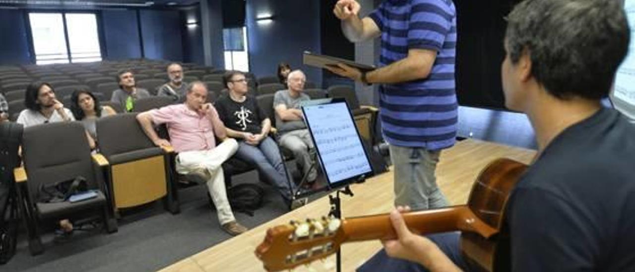 El guitarrista uruguayo Eduardo Baranzano enseñando ayer a utilizar la aplicación a un alumno.