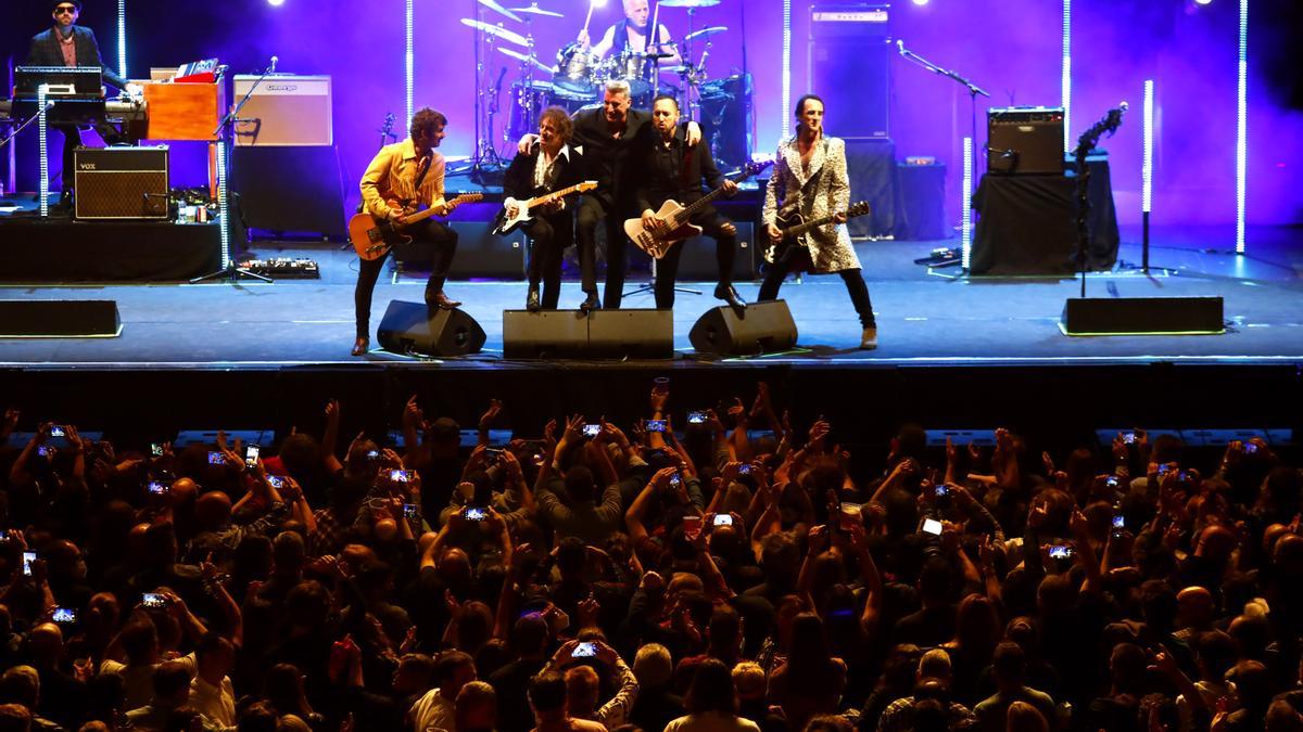 Loquillo protagonizó el primer concierto ante un público de pie tras la pandemia en el pabellón Príncipe Felipe de Zaragoza.