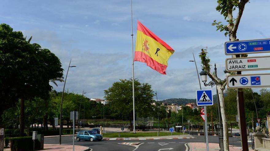 Bandera con crespón negro en Plasencia