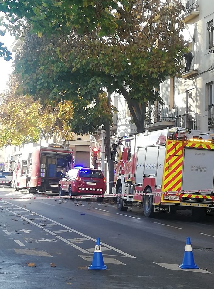 Desallotgen la seu de la Seguretat Social de Santa Eugènia per un container amb suposat material perillós