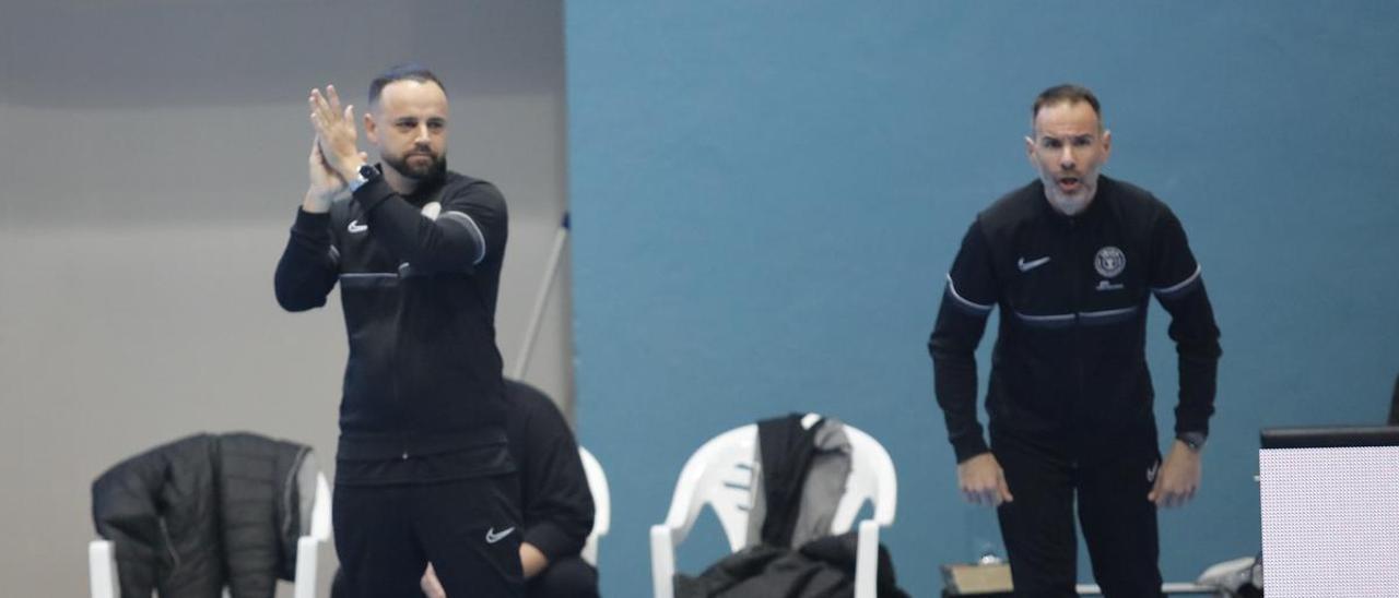 José Fernández, a la izquierda de la imagen, aplaude una acción de su equipo en uno de los encuentros en Sa Blanca Dona.