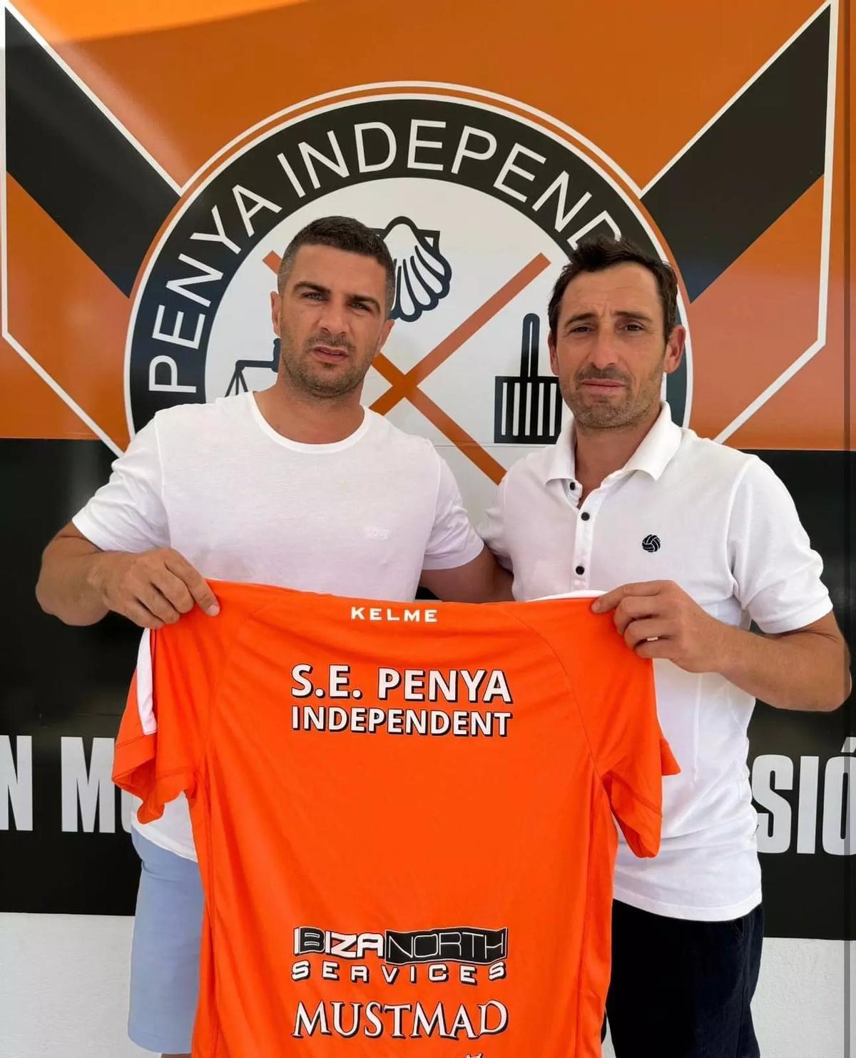 Ramiro González, a la derecha, en su presentación como primer técnico de la Penya Independent.