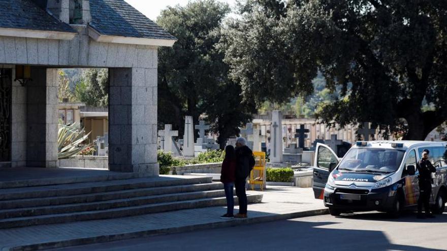 La Policía vigila el panteón en el que fue inhumado Franco.