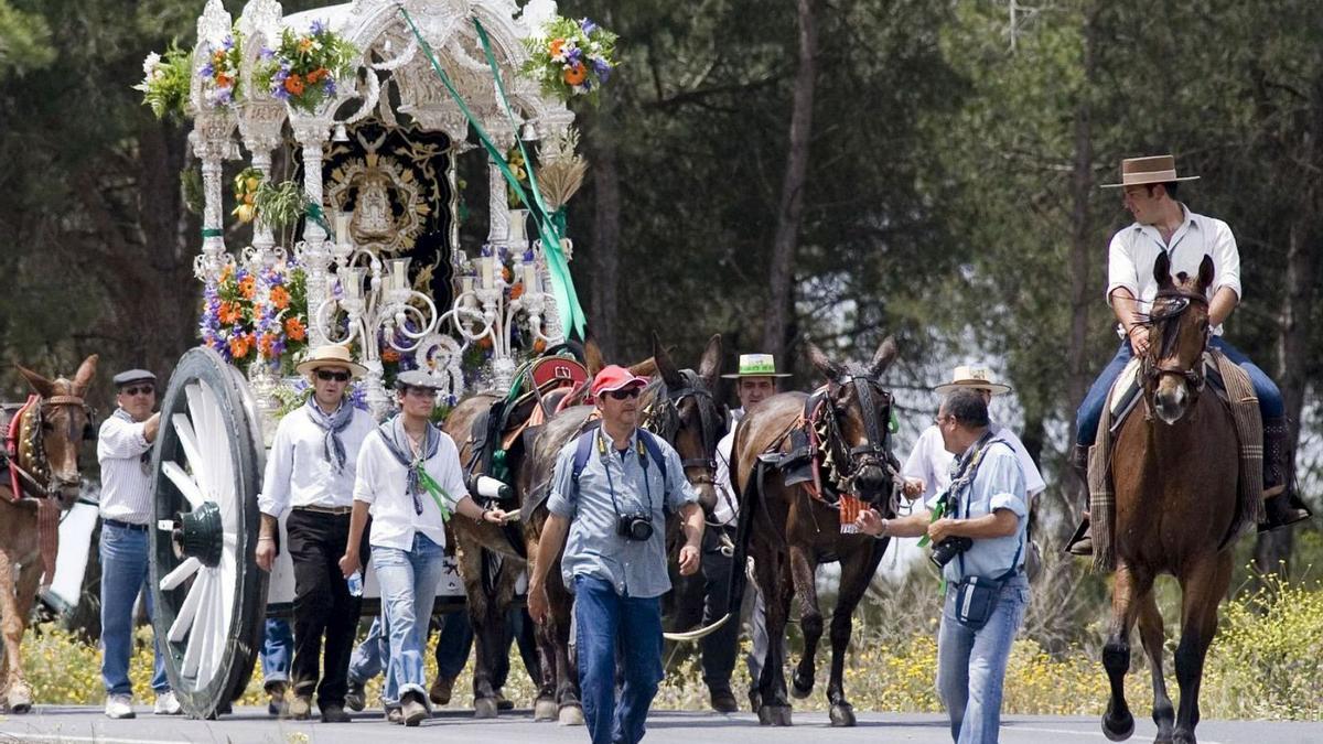 Romeros en caballos y carretas camino del Rocío, en una edición pasada.