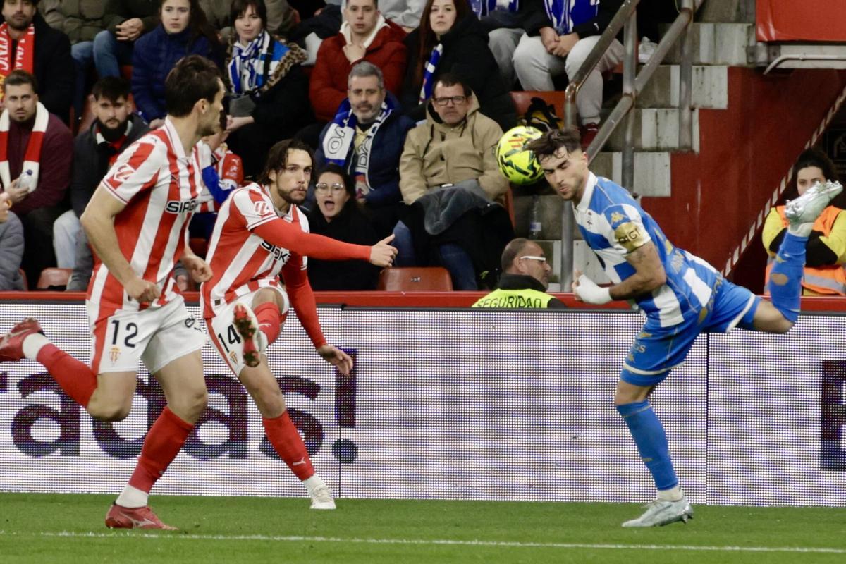 Corredera despeja ante un jugador del Dépor.