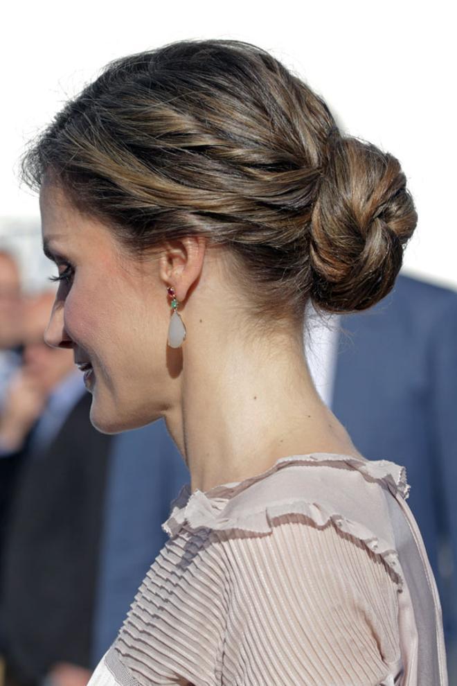 Detalle del moño bajo con pendientes de Tous de Letizia Ortiz en Gran Canaria