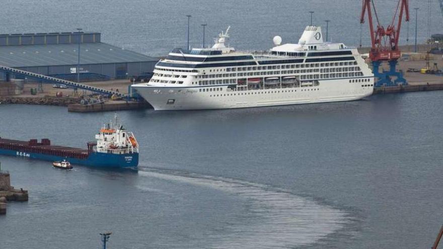 Los buques &quot;Insignia&quot; y &quot;Aida Bella&quot; traen en dos días a más de 3.000 cruceristas