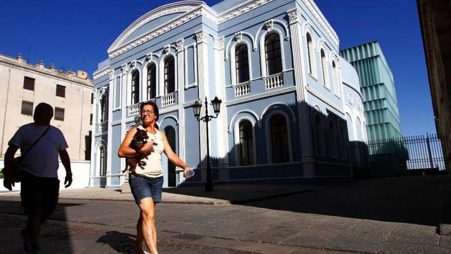 Dos personas caminan delante del nuevo teatro Ramos Carrión.