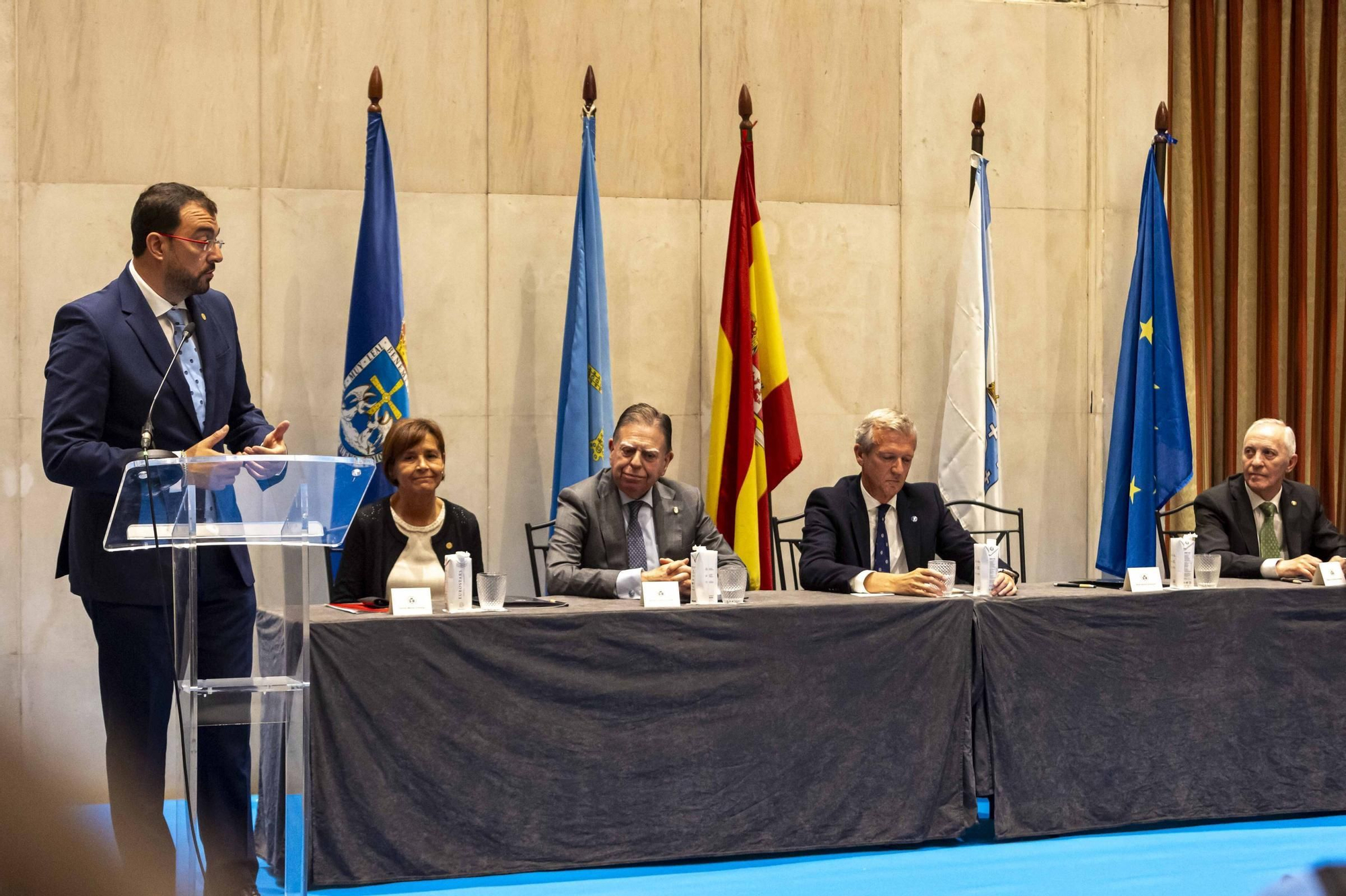 La Asociación Día de Galicia en Asturias entrega su medalla de oro a Adrián Barbón y Carmen Moriyón