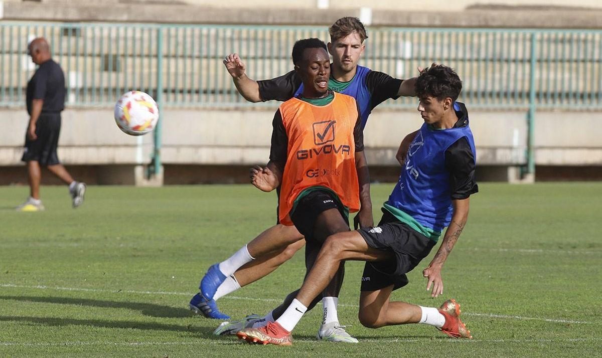 Álex López, con ayuda de Matías Barboza, roba el esférico a Diarra durante una sesión de la presente pretemporada.