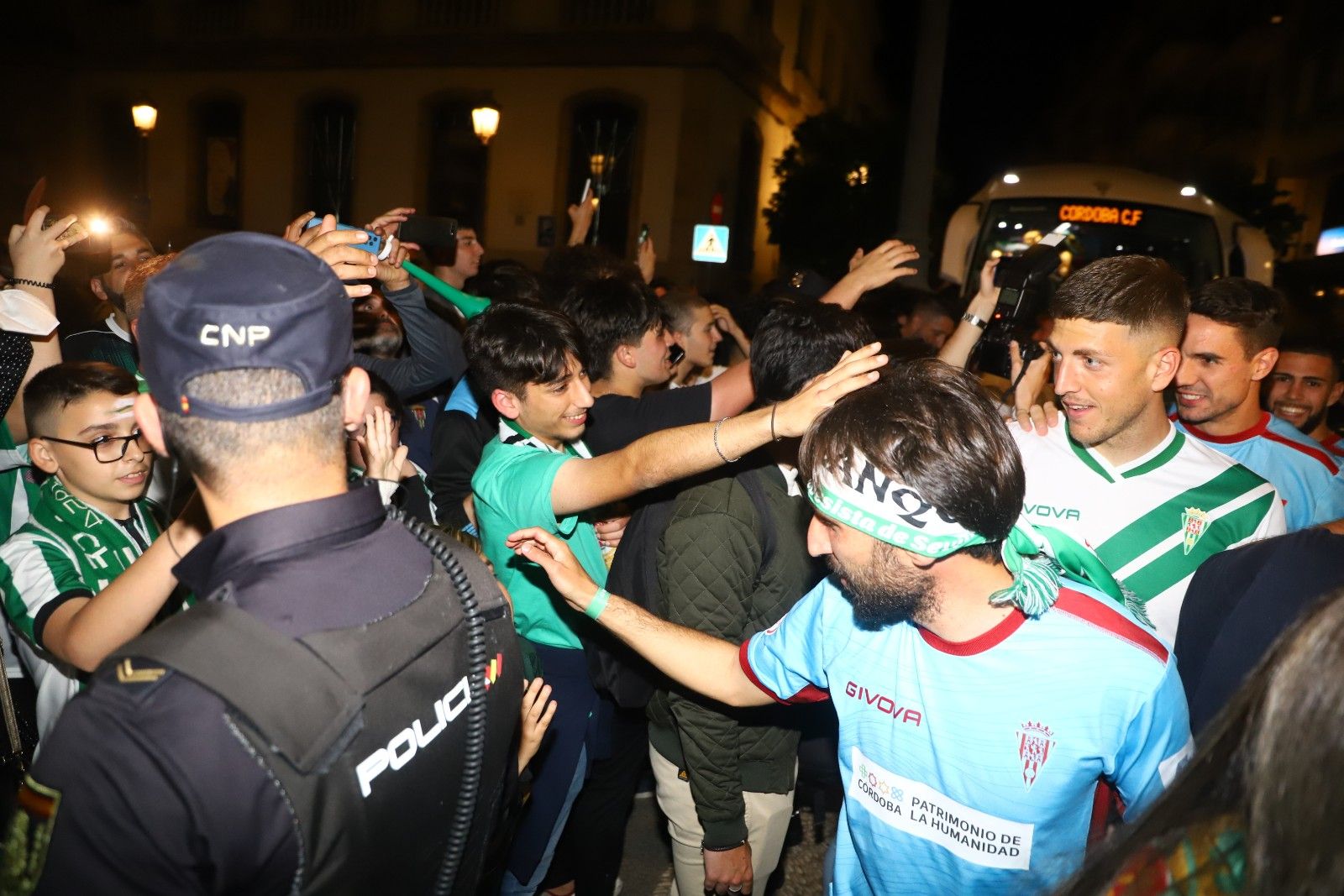 Los aficionados cordobesistas celebran el ascenso en Las Tendillas