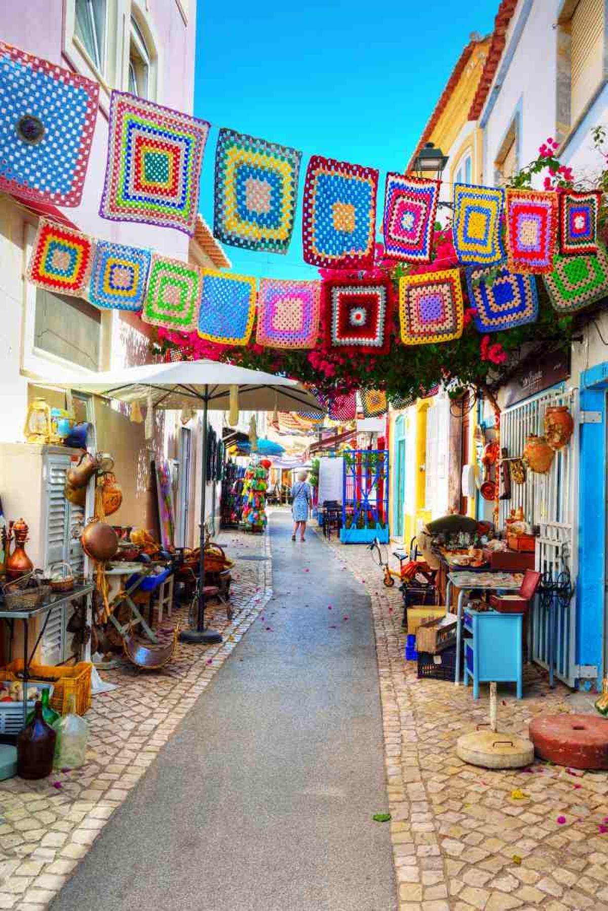 Las calles de Ferragudo son una explosión de color