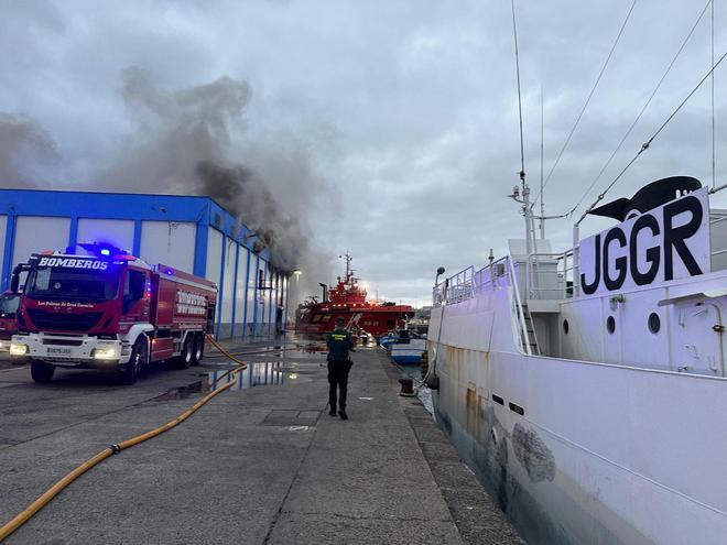 Fuego en el Puerto de Las Palmas: arde el almacén de la máquina de hielo en el Muelle Pesquero