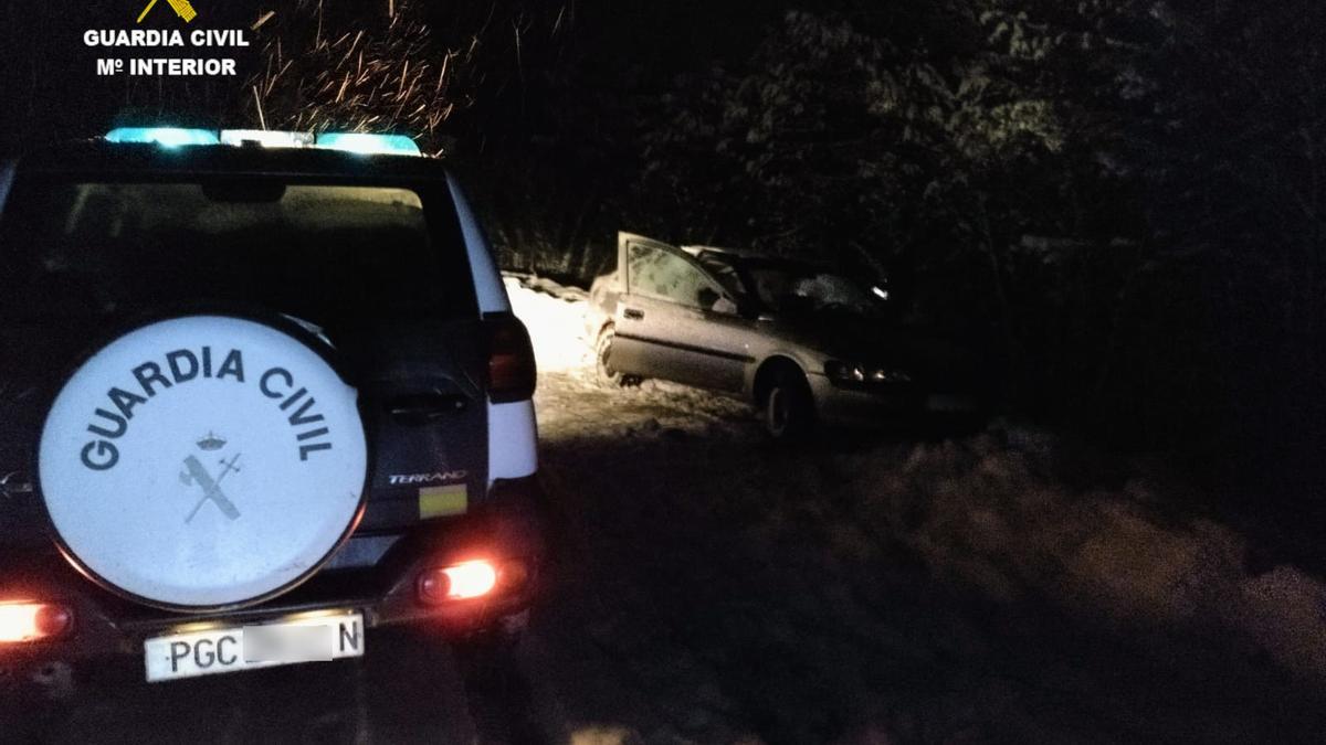 La Guardia Civil junto al vehículo de los montañeros.