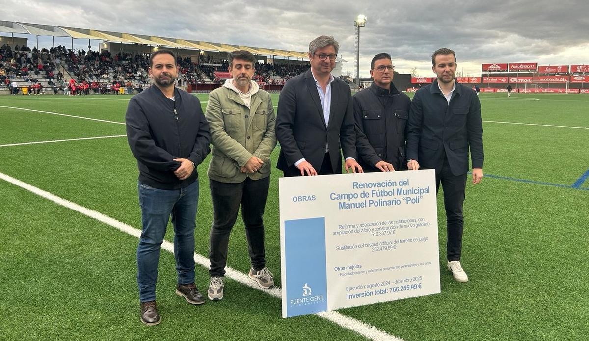 Autoridades asistentes al acto de presentación de las obras de renovación campo de fútbol Manuel Polinario 'Poli'.