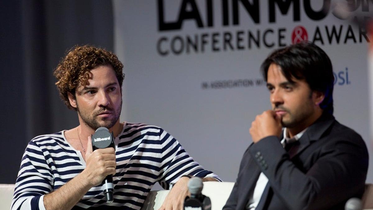 David Bisbal y Luis Fonsi en la presentación de los Latin Grammy Awards en 2014