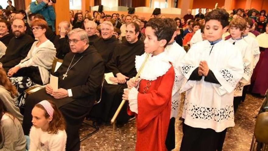 Entrada del seguici, amb l&#039;abat Soler a primera fila del públic