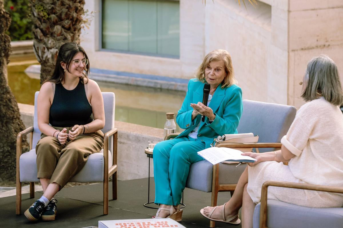 Las imágenes de la conversación especial entre las escritoras Joana Marcús y Carme Riera Las imágenes de la conversación especial entre las escritoras Joana Marcús y Carme Riera