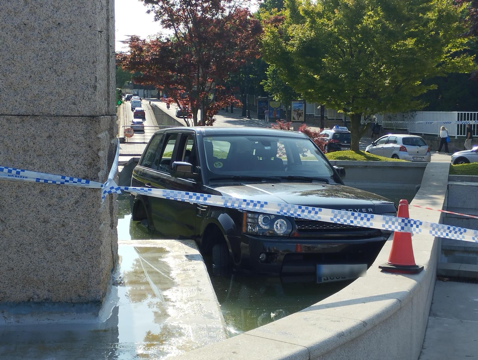 Un coche acaba en la fuente de Plaza América en Vigo tras sufrir el conductor una indisposición