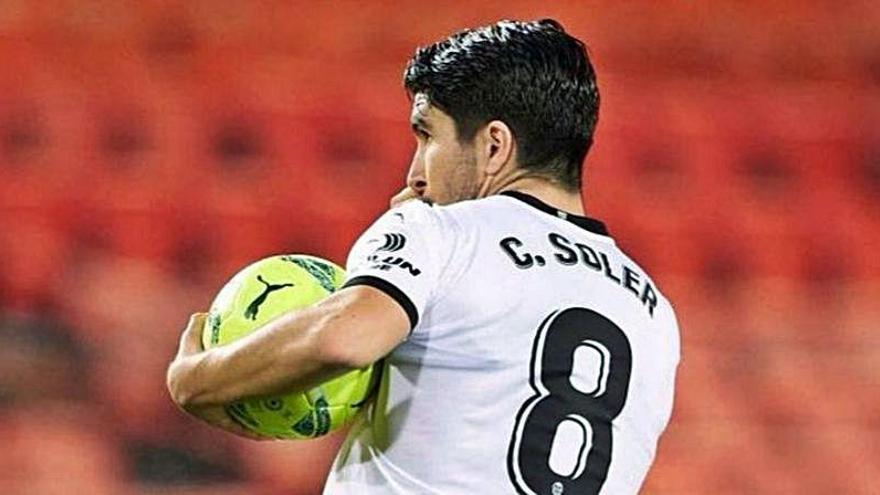 Carlos Soler, celebrando un gol en Mestalla.