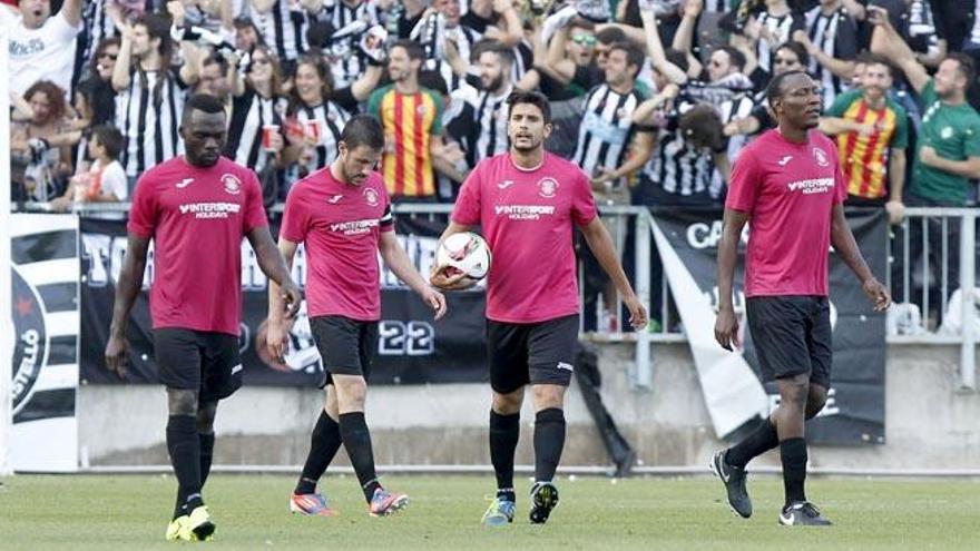 Los futbolistas de la Peña, desolados tras encajar el 1-0 y que les complica mucho las cosas para seguir adelante.