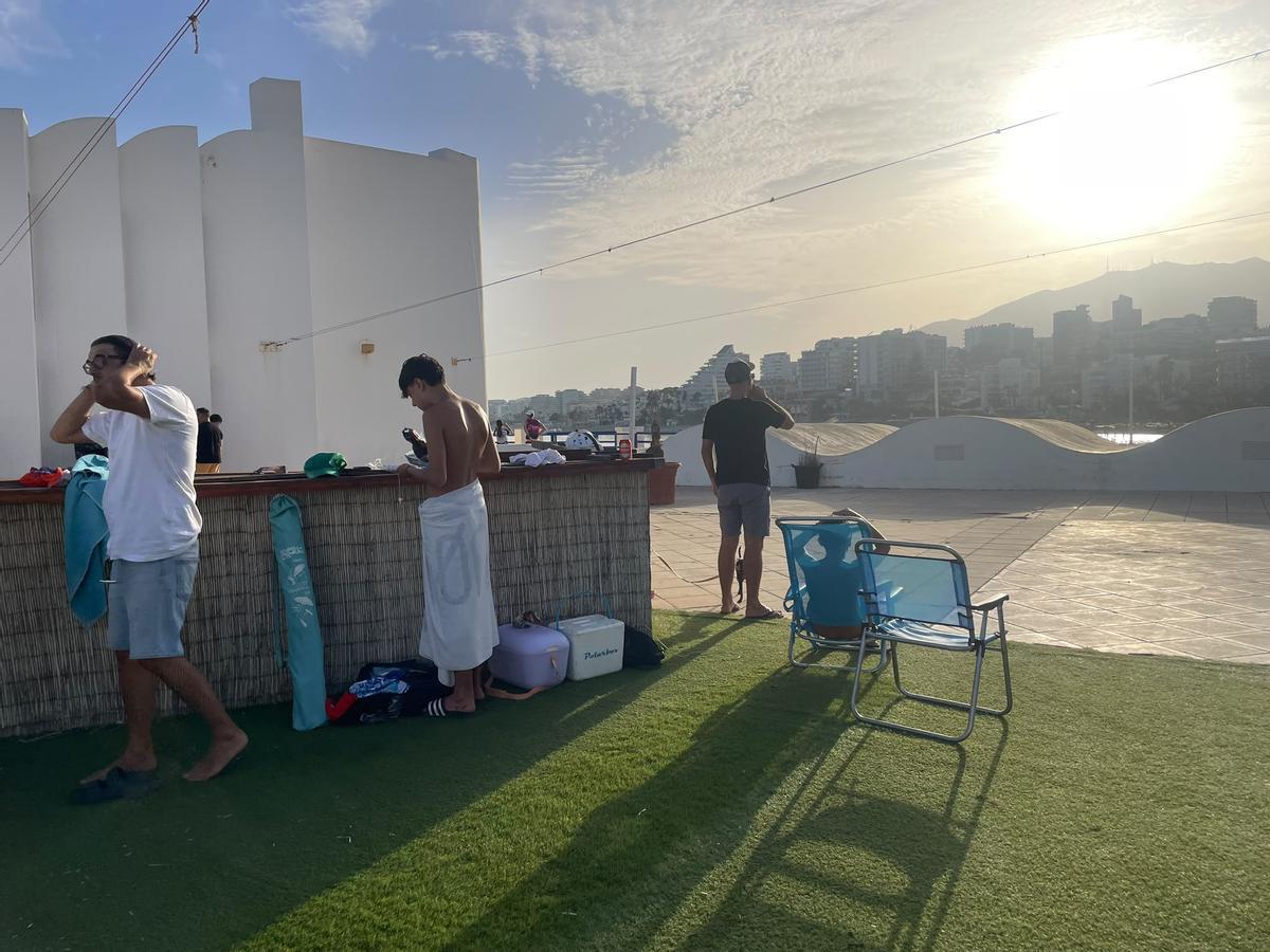 Varias personas se preparan para ver el eclipse en Club Náutico de Puerto Marina, en Benalmádena.