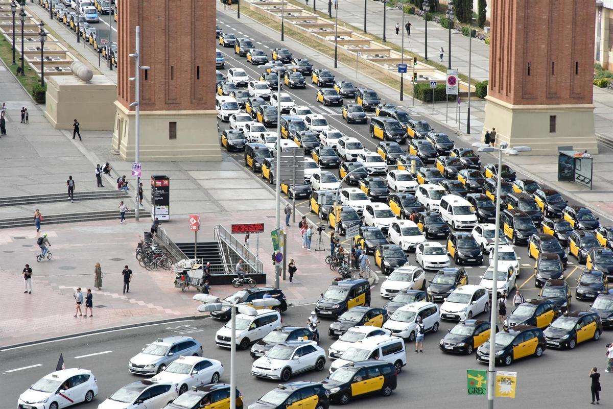 Multitud de Taxis durante una marcha lenta hasta la Delegación del Gobierno contra la liberalización de los VTC.