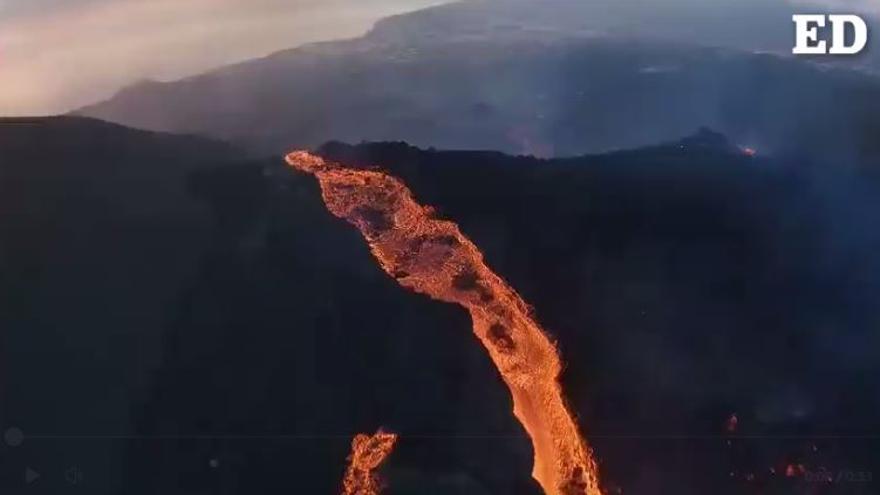 Un dron sobrevuela las coladas del volcán de La Palma