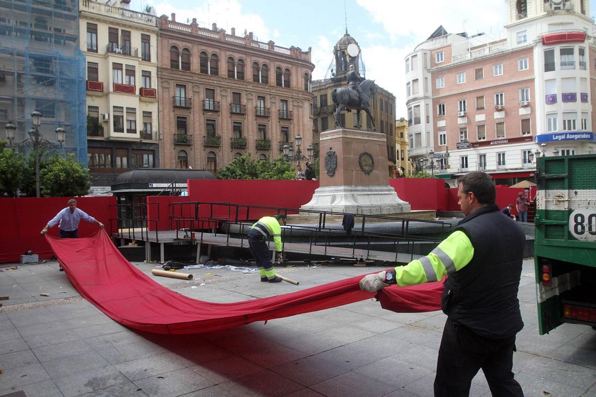 desmontaje palco carrera oficial de semana santa en plaza de las tendillas y calle claudio marcelo