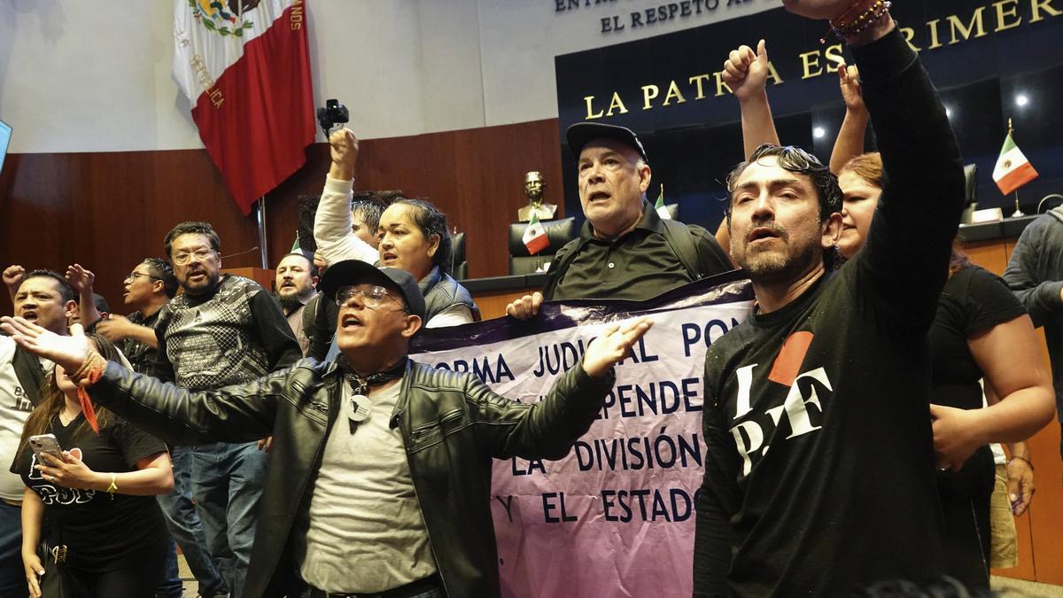 Discusión de la reforma judicial en México cambia de sede por irrupción de manifestantes