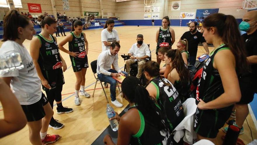 El técnico del Milar Córdoba BF, Antonio Quintero, da instrucciones en un tiempo muerto.