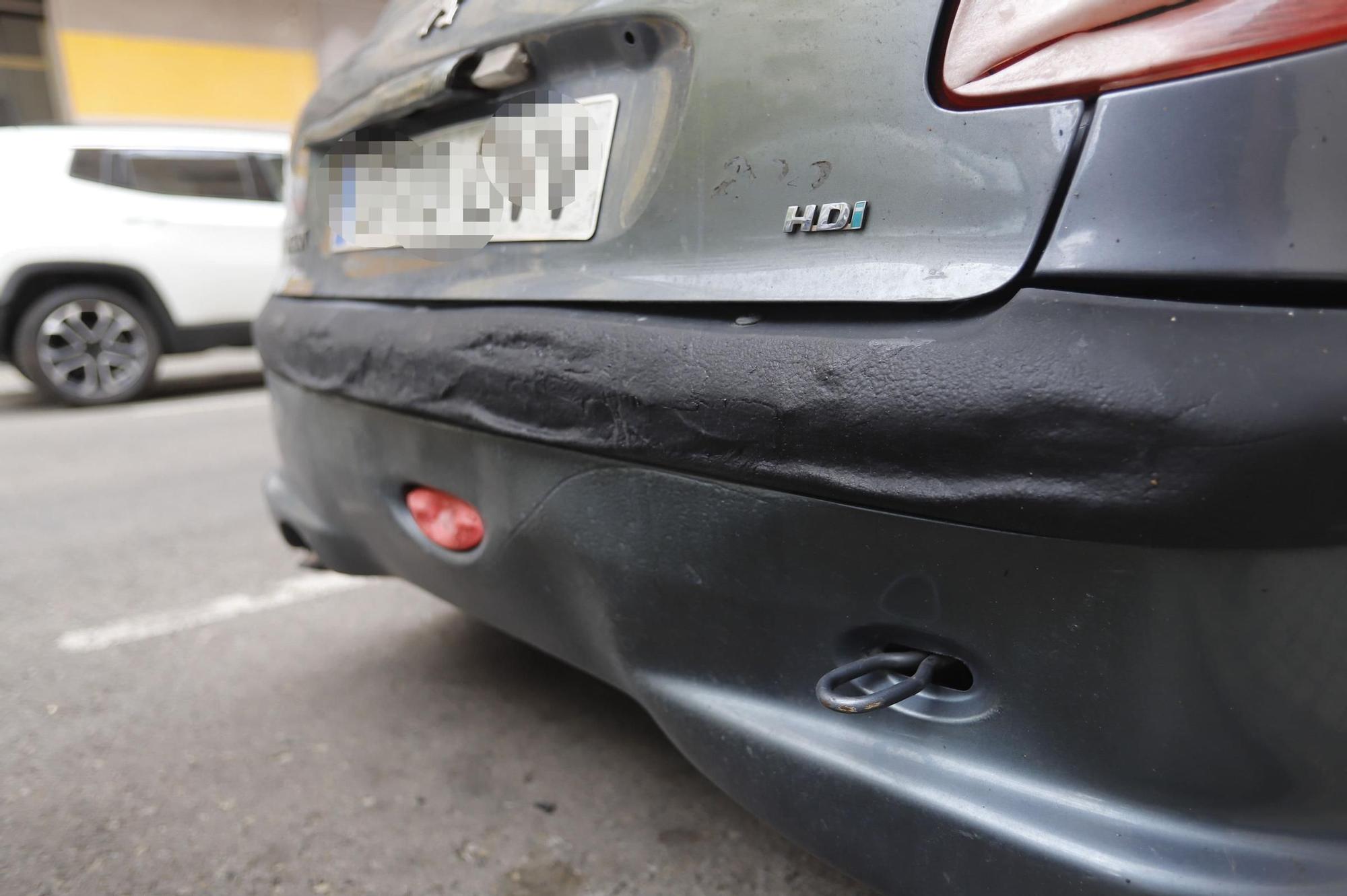 Así se incendió un coche aparcado en la calle Juan XXIII de Xàtiva