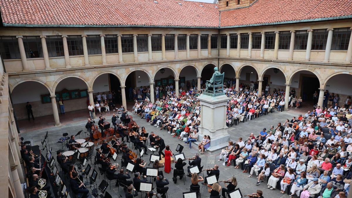 Edificio Histórico de la Universidad, en el patio concierto de Oviedo Filarmónía